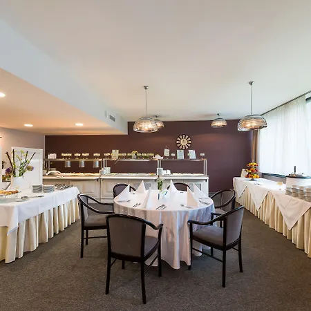 Отель Ensana Esplanade