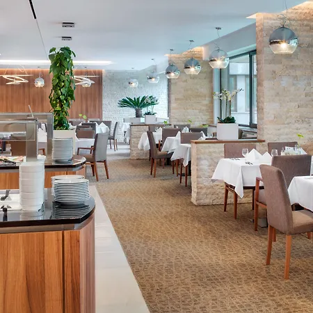 Ensana Esplanade Пьештяни